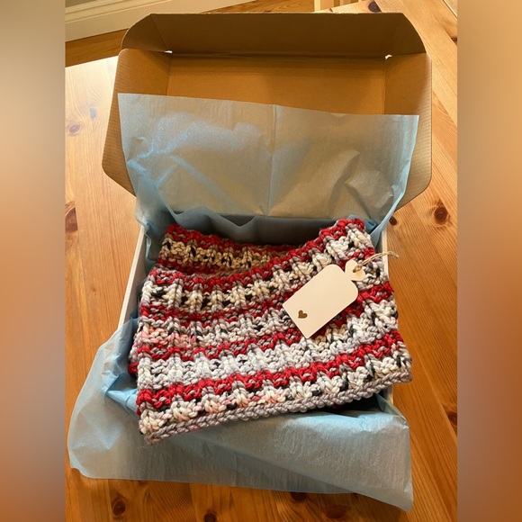 NWOT Red/grey/white infinity scarf - Picture 10 of 11